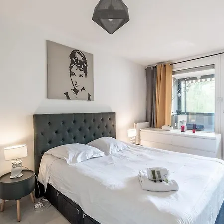 Charming Two Steps Away From Confluence In - Welkeys Apartament